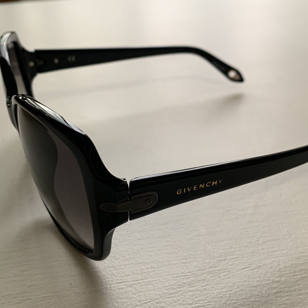 GIVENCHY Sunglasses - Picture 3 of 6